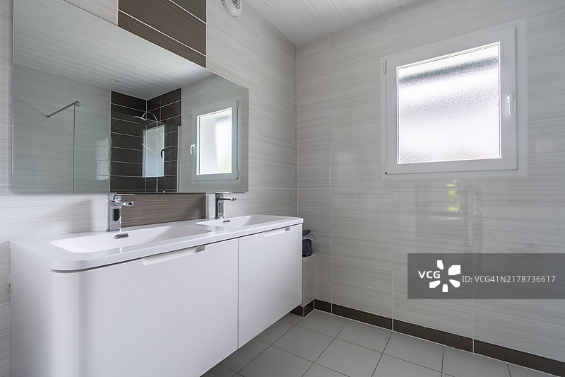 瓷砖玻璃淋浴的明亮新浴室内部设计图片素材