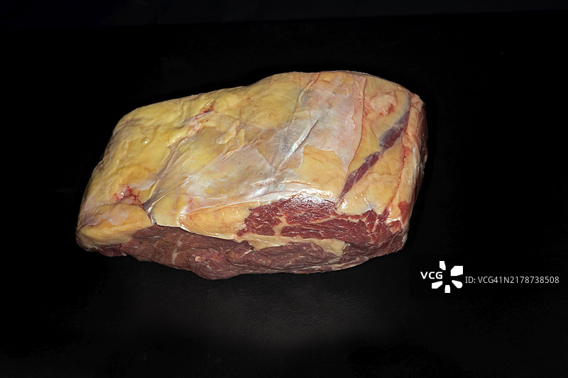 肋眼牛排，牛肉肋间部分的牛排，黑色背景美食摄影图片素材