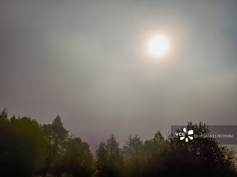 阳光穿透晨雾图片素材