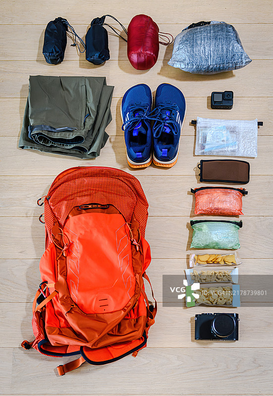超轻日间徒步装备整齐摆放图片素材