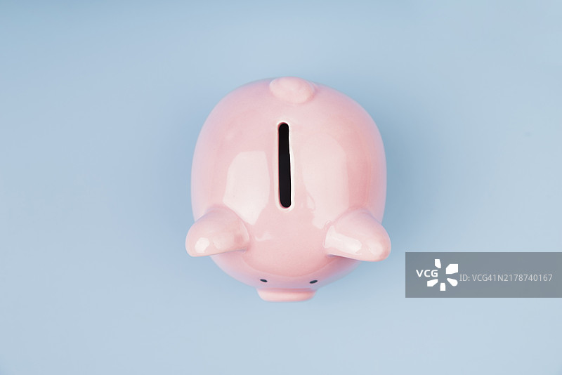 俯视存钱罐，蓝色壁纸背景图片素材