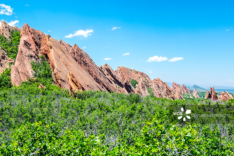 美国科罗拉多州利特尔顿天空下的岩石山脉图片素材
