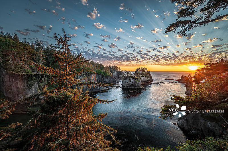 日落时分，华盛顿州尼亚湾的海洋与天空的美丽景色图片素材