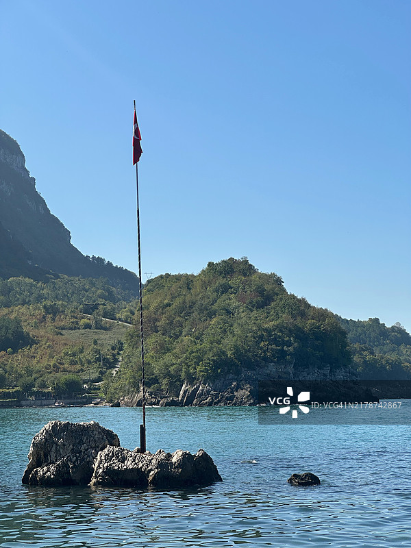 清澈蓝天映衬下的海洋美景，土耳其卡斯塔莫努市的西德图片素材