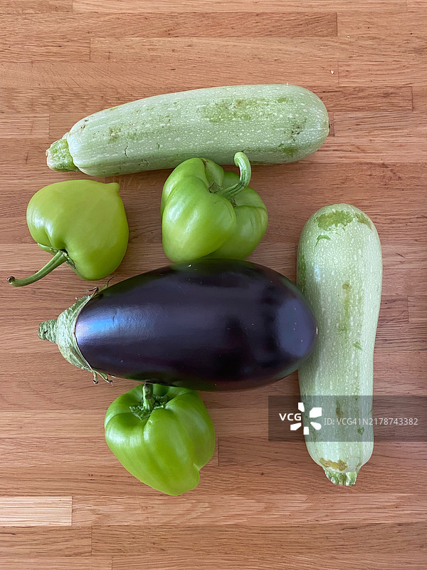 俄罗斯餐桌蔬菜高角度视图图片素材