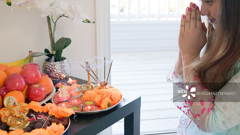 尼泊尔最重要的节日：Dashain节，杜尔加女神的精美祭盘，在点蒂卡前敬拜神灵图片素材