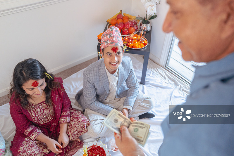 尼泊尔最重要的节日达善节：长辈赐予提卡和达克希纳图片素材