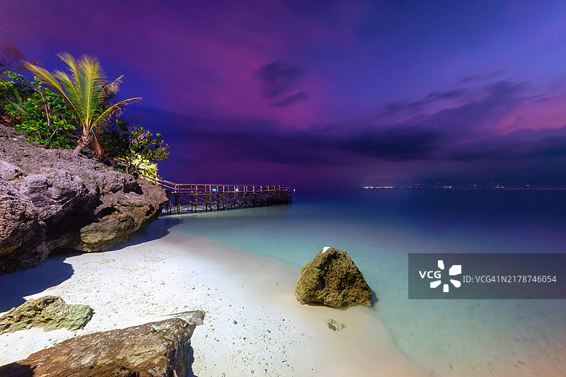 夜空下海滩与大海的美丽景色图片素材