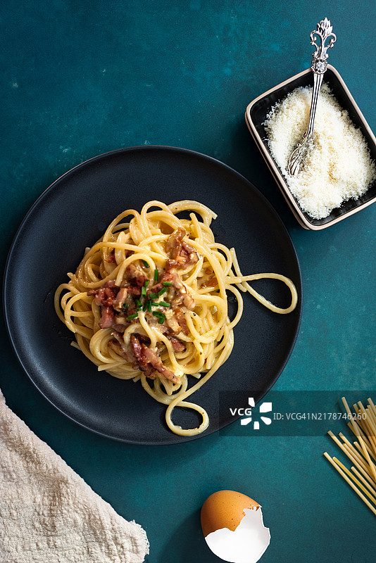 高角度视图的盘子里的意大利面放在桌子上图片素材