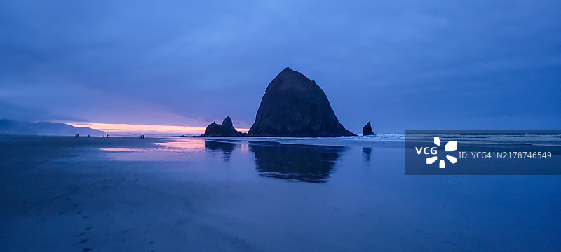 日落时分，俄勒冈州美国炮台海滩的海洋与天空的美丽景色图片素材