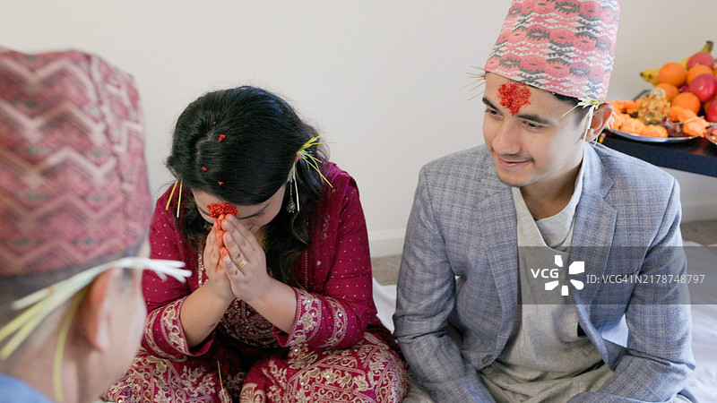 尼泊尔最重要的节日： счастливый Dashain，幼辈感谢长辈图片素材