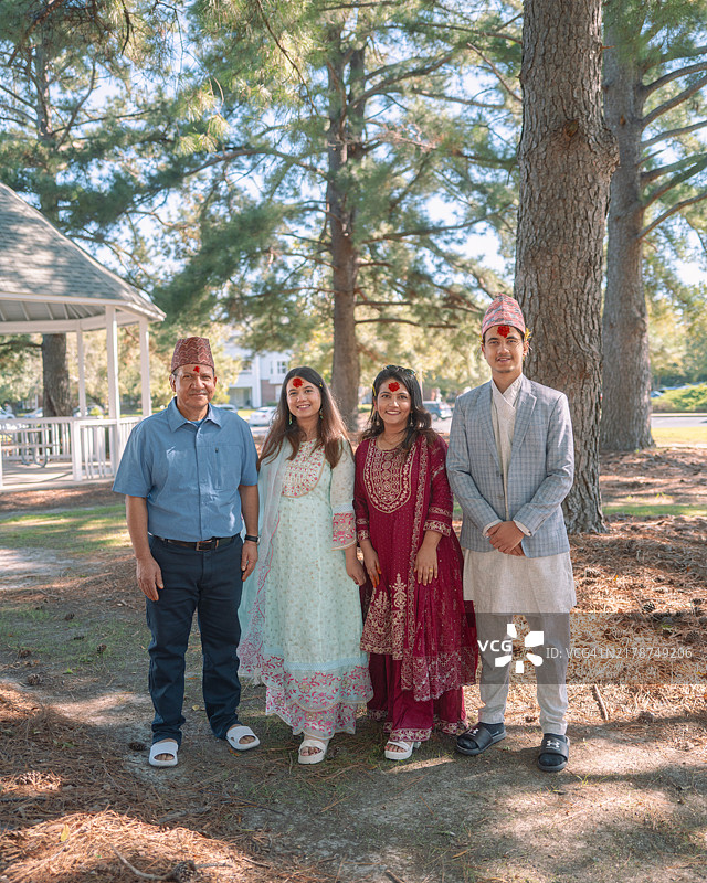 户外家庭合影庆祝尼泊尔最重要的节日图片素材