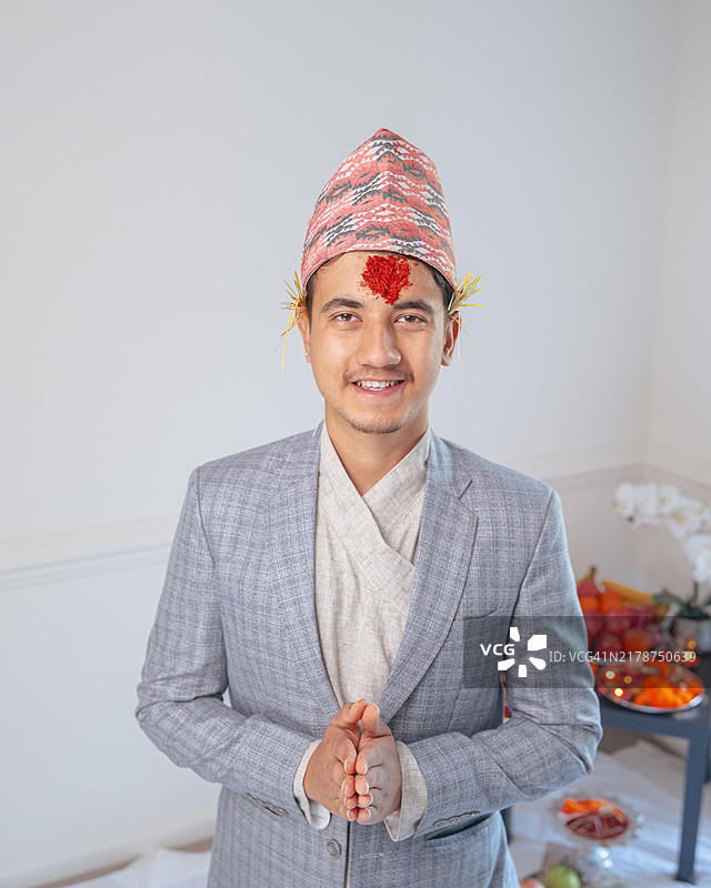 Dashain节期间的尼泊尔青年男性肖像图片素材