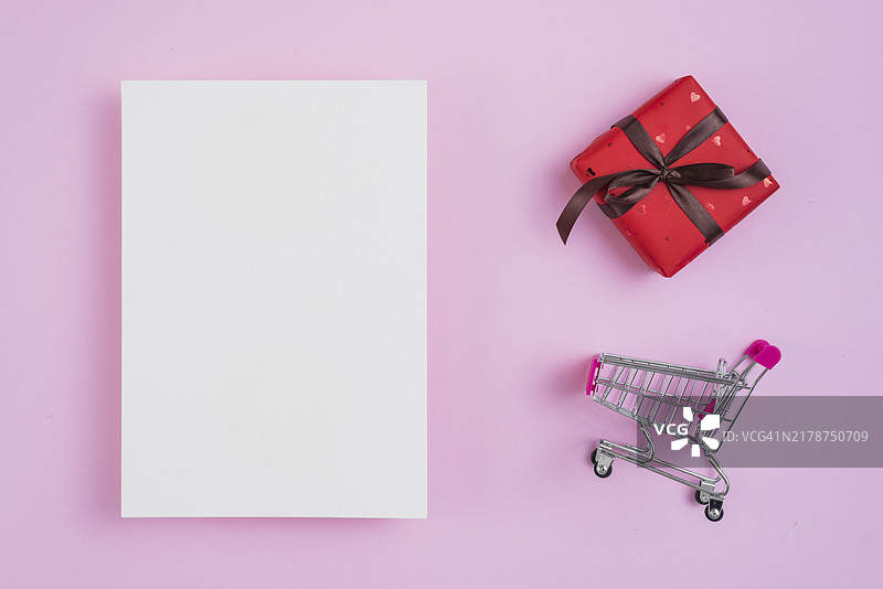 纸张旁的购物车礼品图片素材
