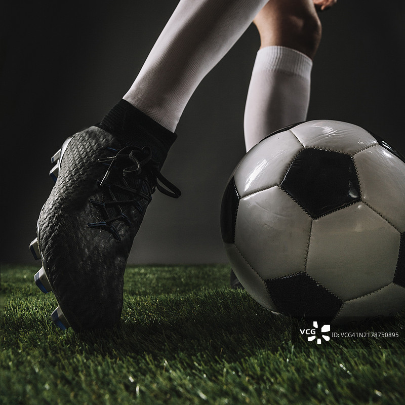踢球的腿部特写图片素材