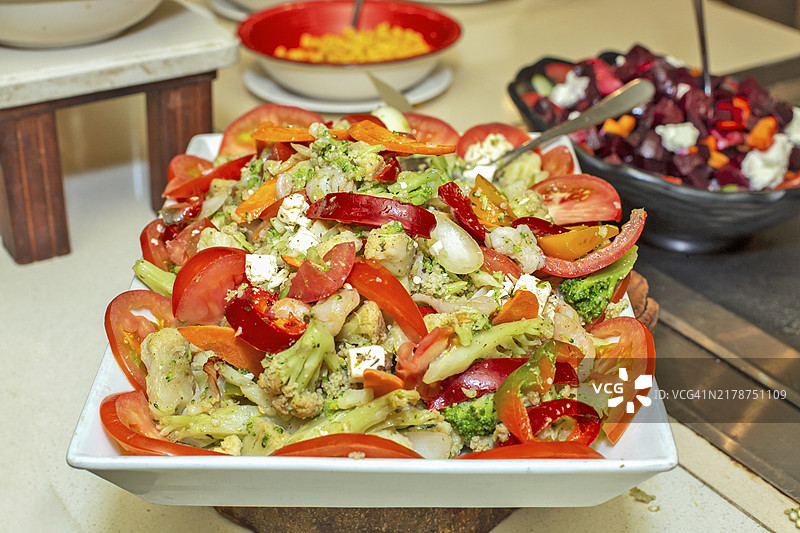 混合蔬菜水果鸡肉沙拉图片素材