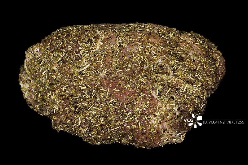 香草腌制猪肉，准备烤制，黑色背景棚拍摄影图片素材