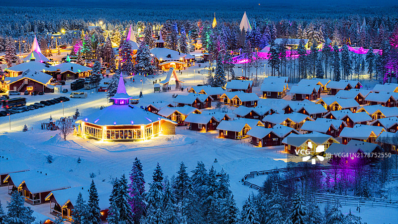 白雪皑皑的圣诞老人村航拍图片素材