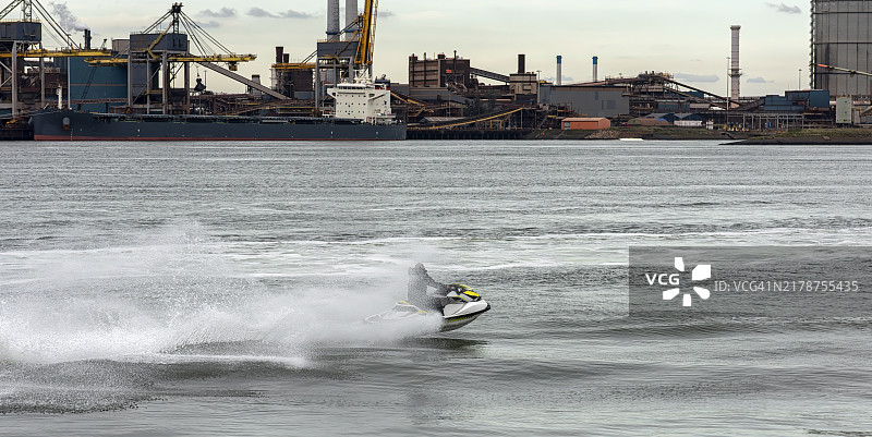 在高速行驶的摩托艇上的人图片素材