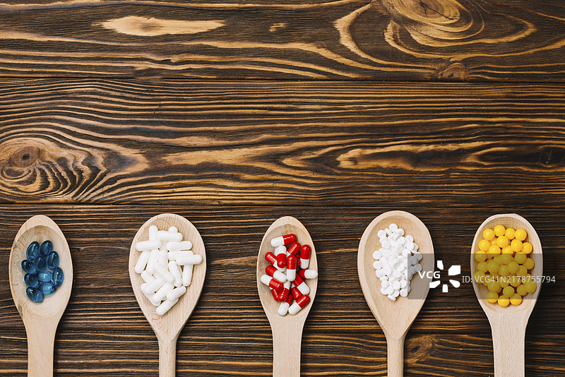 各种药丸与木勺图片素材