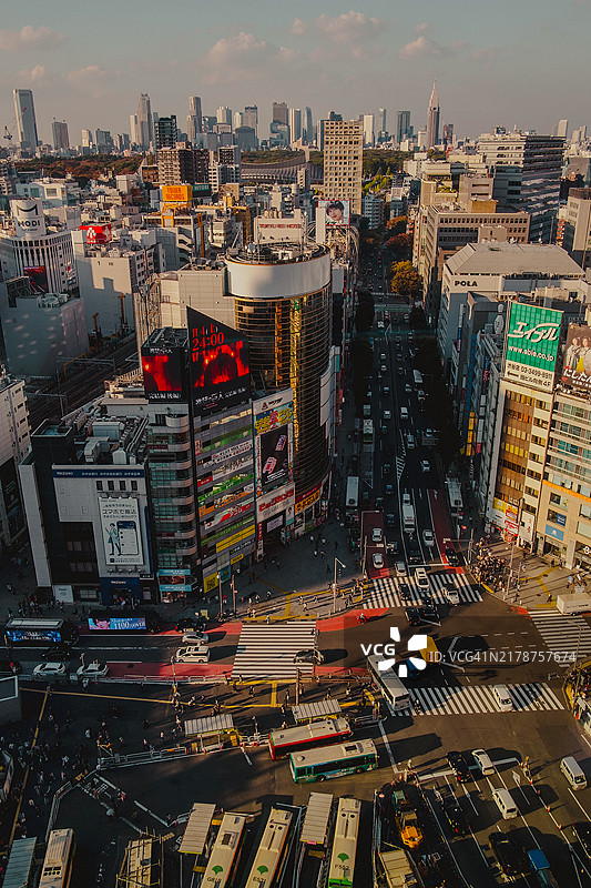 充满活力的城市景观，街道上五彩斑斓的广告和不断的活动图片素材