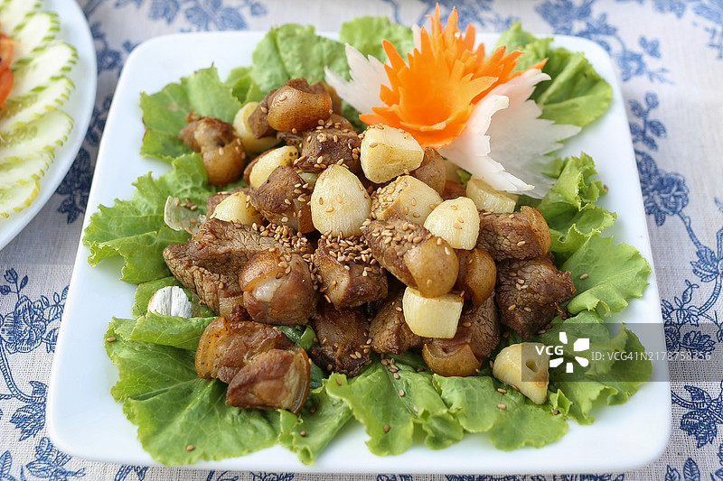 越南宁平鲜花图案餐桌上的传统越南北部美食图片素材