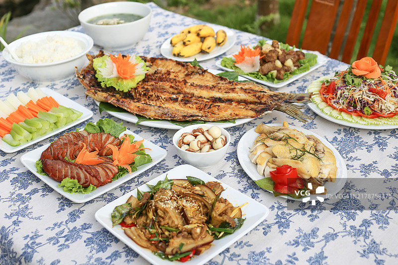 越南宁平鲜花图案餐桌上的传统越南北部美食图片素材
