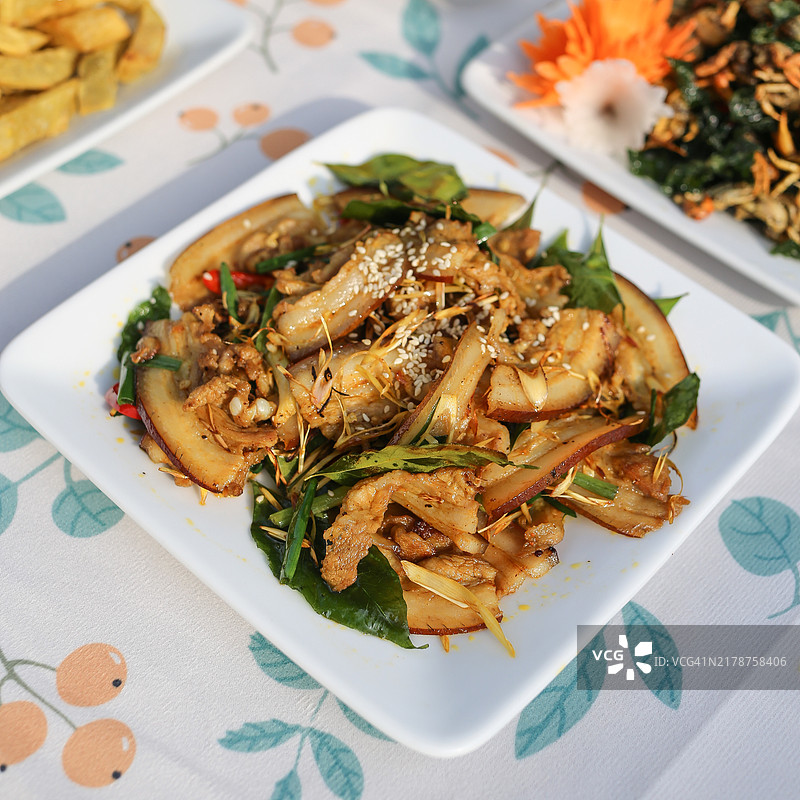 越南宁平鲜花图案餐桌上的传统越南北部美食图片素材