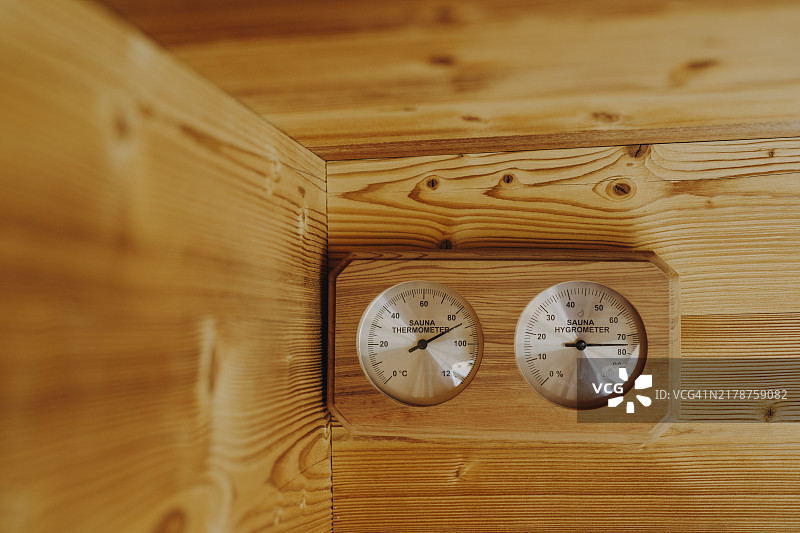 桑拿温度计和湿度计图片素材