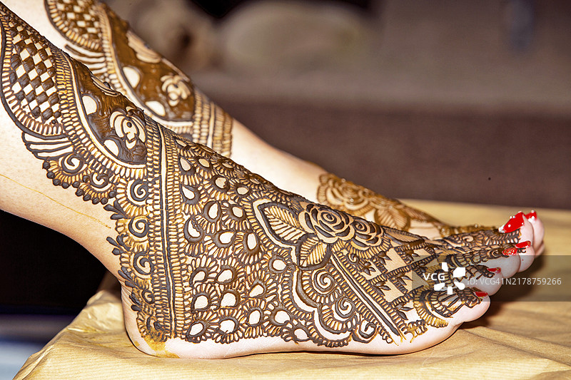 新娘脚上的海娜纹身设计图片素材