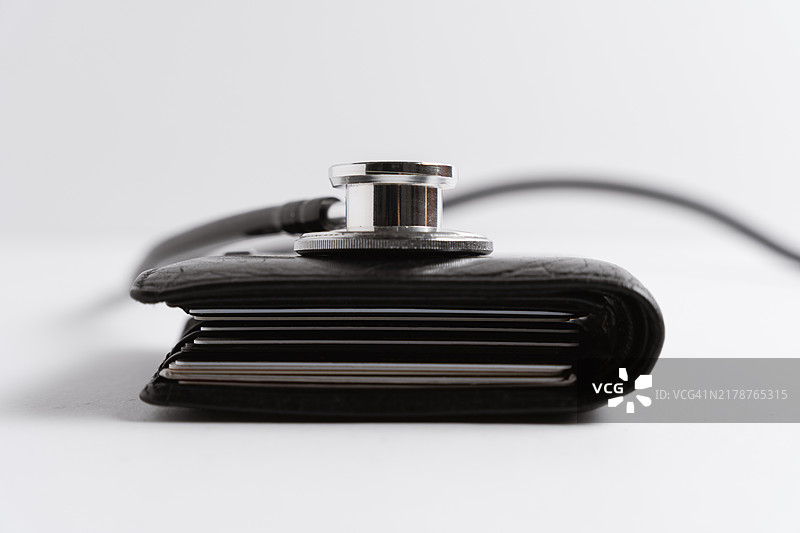 听诊器放在带有卡片的皮革钱包上图片素材