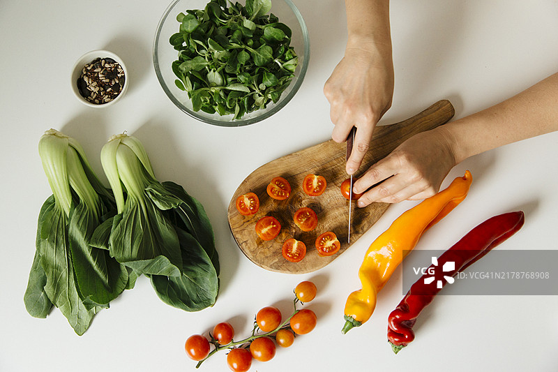 白色背景上的彩色蔬菜图片素材