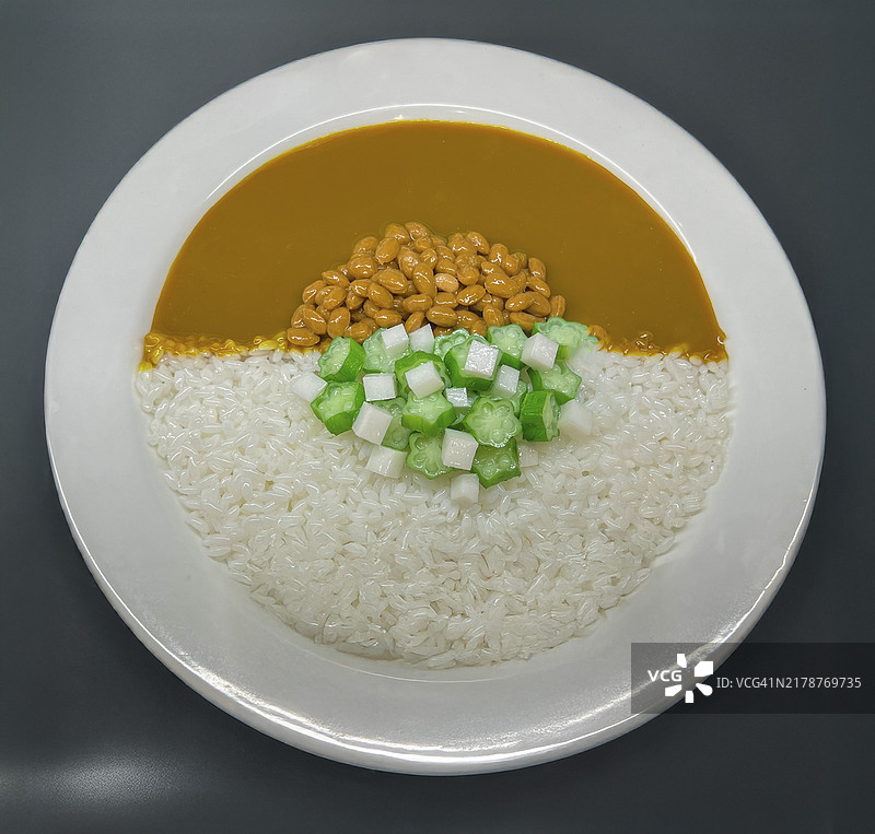 日式咖喱饭，配纳豆、秋葵和山药食品模型图片素材