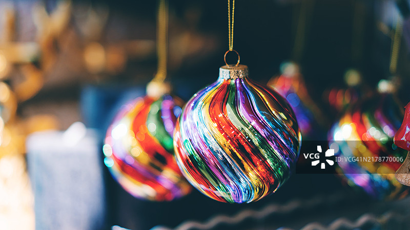 鲜艳的彩色玻璃圣诞装饰品图片素材