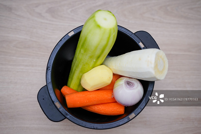 蔬菜锅，去皮：手推车，西葫芦，欧洲防风根，洋葱，土豆图片素材