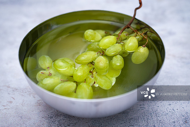 新鲜多汁的绿色葡萄在金属碗中图片素材