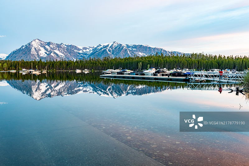 从杰克逊湖黎明时分看大提顿山脉，美国怀俄明州大提顿国家公园图片素材