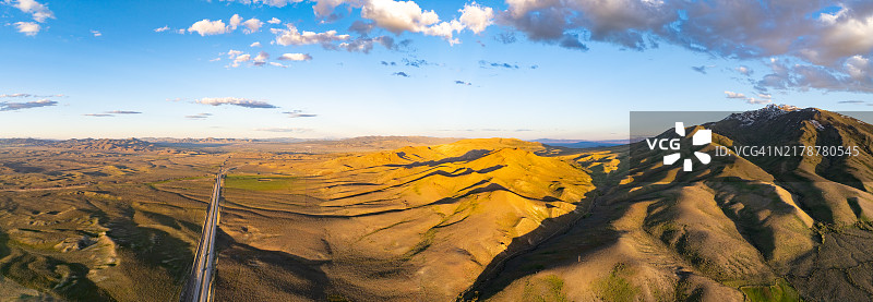 美国内华达州埃尔科县80号艾森豪威尔高速公路和鳟鱼溪鸟瞰图片素材