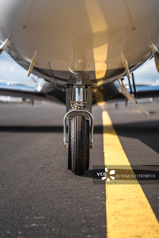 停机坪上的私人飞机前轮图片素材