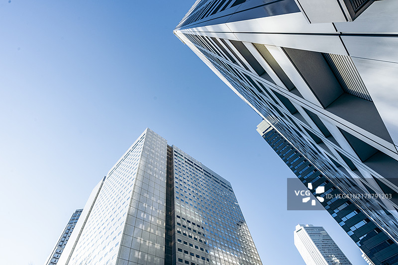 晴朗蓝天下现代摩天大楼的仰视角度图片素材