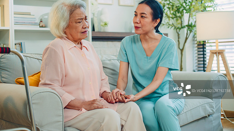 医疗工作者为患者提供情感支持的特写视频。图片素材