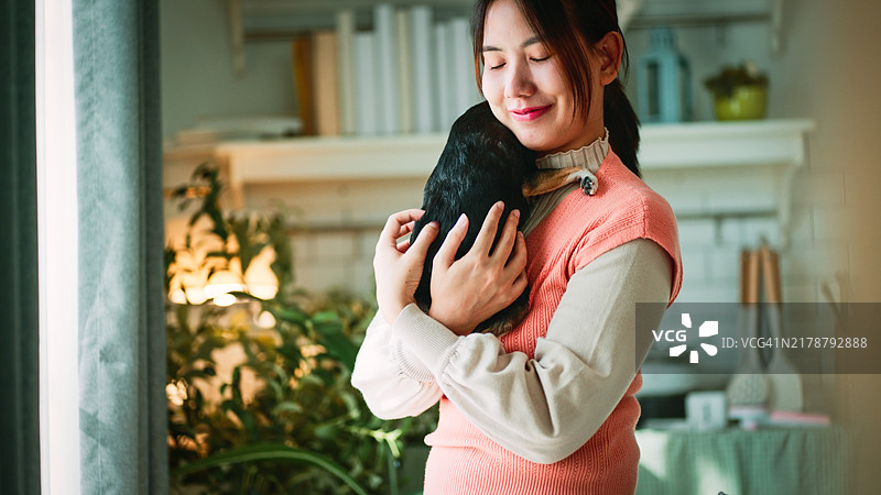 与我的宠物共度的早晨。图片素材