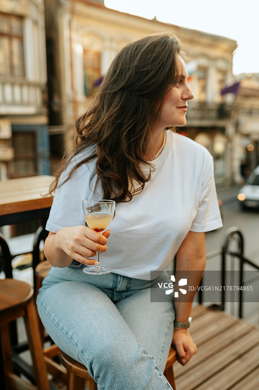 在户外酒吧喝鸡尾酒的女人图片素材