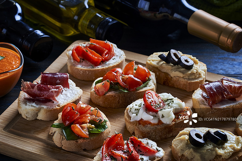 砧板上的什锦地中海开胃菜或餐前小吃图片素材