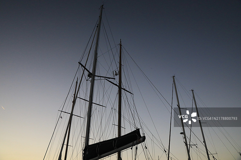 晚霞天空下的高桅帆船，有桅杆和绳索图片素材