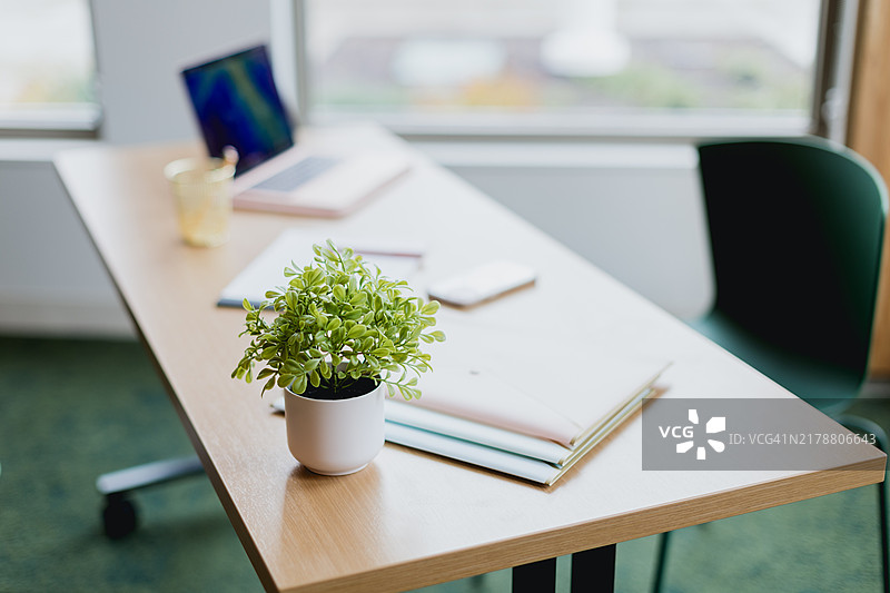 无人的办公室工作桌场景图片素材