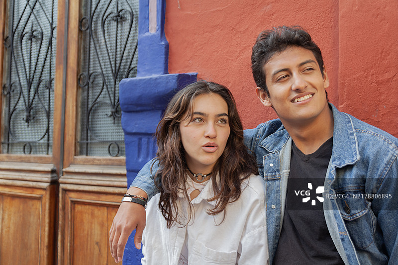 休闲情侣在拉坎德拉里亚街区玩得很开心图片素材