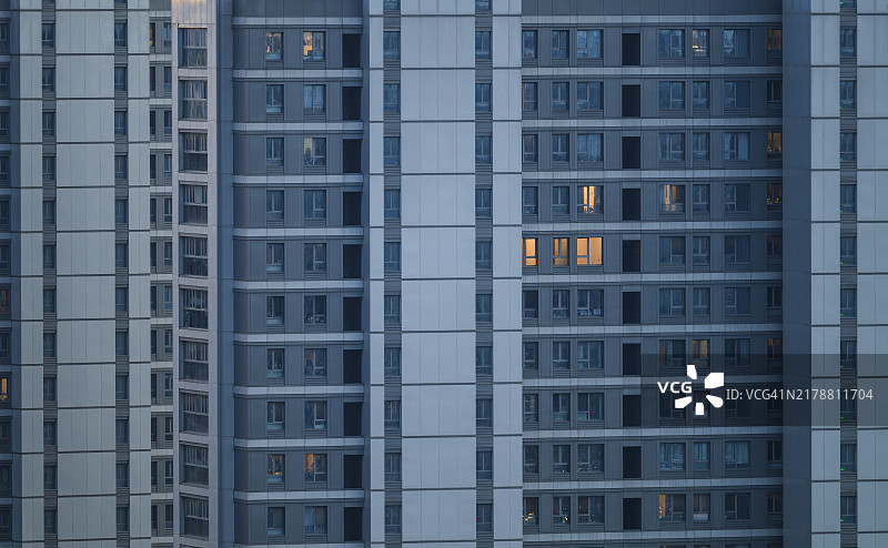 夜晚的现代高层住宅楼图片素材