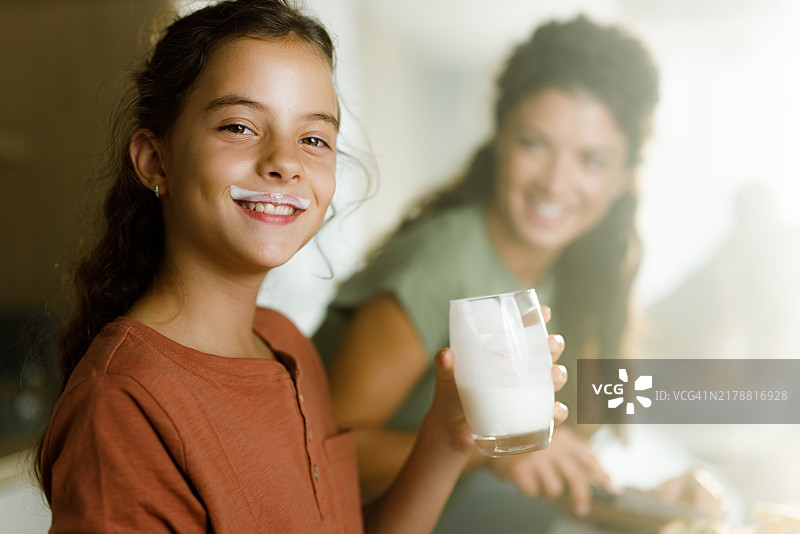 我的牛奶胡子！图片素材