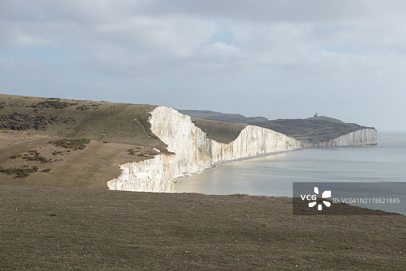英格兰东萨塞克斯郡七姐妹悬崖和海景，蓝天白云图片素材